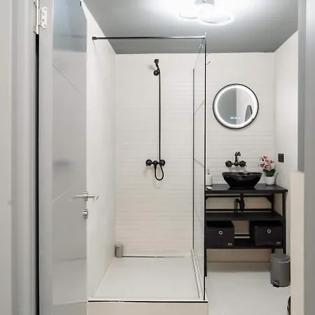 Nova Modern With Underground Parking Apartment *